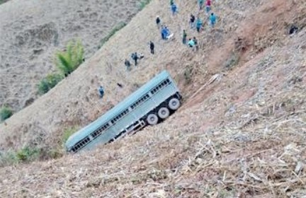 Sơn La: Xe đầu kéo lao xuống vực sâu, 2 người tử vong